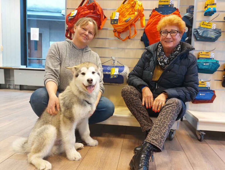 Inhaberin Silvia Rohn (links) freut sich über die baldige Neueröffnung von „The Working Dog“, Immobilienmaklerin Kornelia Nordhoff über die Vermittlung eines Leerstands in der Innenstadt. Foto: Wagner