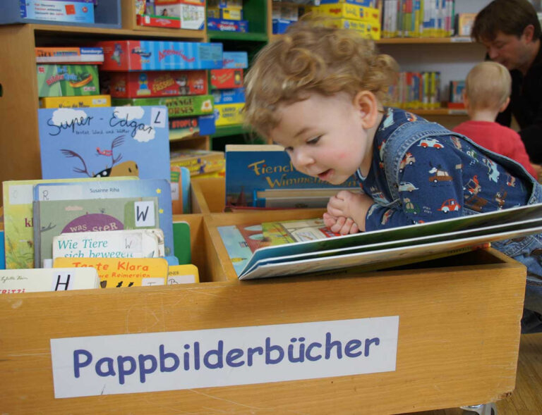 Regelmäßiges Vorlesen und Erzählen fördert die Entwicklung und den Sprachschatz von Kindern. Symbolbild: Stiftung Lesen/BMBF