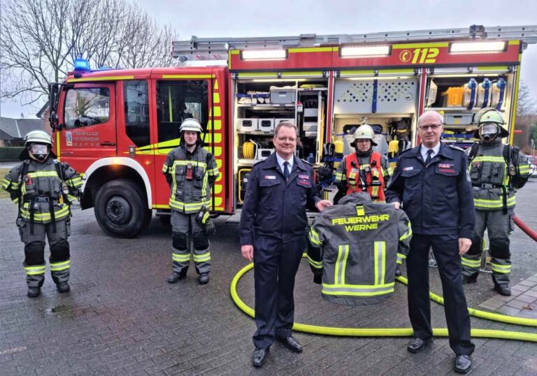 Die neue Einsatzkleidung wurde offiziell durch die Stadt Werne an die Feuerwehr übergeben. Foto: Feuerwehr Werne