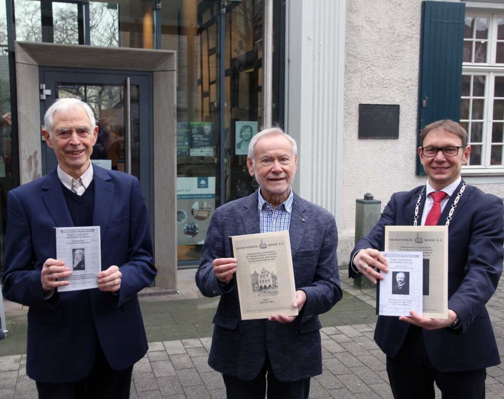 Bürgermeister Lothar Christ überreichte den Kulturpreis an Dr. Franz-Josef Schulte-Althoff (links) und Joseph Funhoff. Die Historiker halten einige ihrer Werke in den Händen. Foto: Wagner