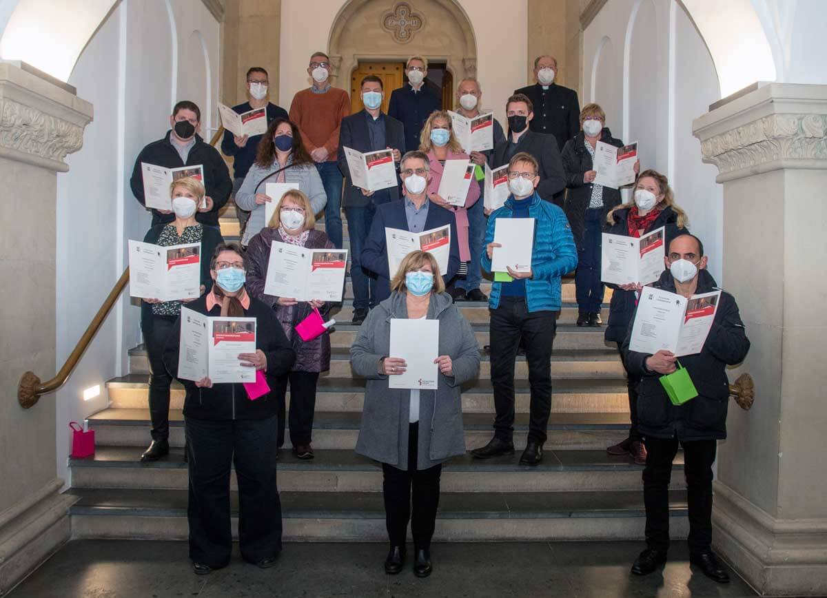 17 Frauen und Männer aus dem Bistum Münster (hier zusammen mit ihren Referentinnen und Referenten) haben sich zu Sakristanen ausbilden lassen. Foto: Bischöfliche Pressestelle/Ann-Christin Ladermann