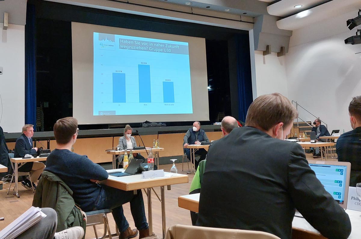 Lars Werkmeister (links), Geschäftsführer der Werne Marketing GmbH, stellte erste Ergebnisse der Bürgerumfrage im zuständigen Ausschuss vor. Foto: Wagner