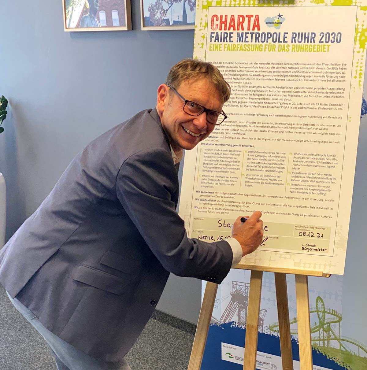 Bürgermeister Lothar Christ hatte am Donnerstag, 17. Februar, seine Unterschrift unter die Charta 2030 der Fairen Metropole Ruhr gesetzt und folgte damit dem Ratsbeschluss vom 8. Dezember 2021. Foto: Viefhues