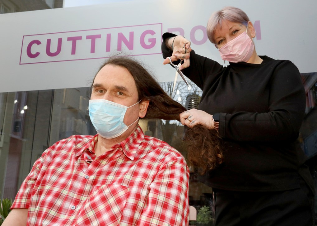 Kay Hirschhäuser spendet seine Haare am Dienstag bei Judith Nickel, damit damit Perücken für krebskranke Kinder hergestellt werden können. Foto: Volkmer