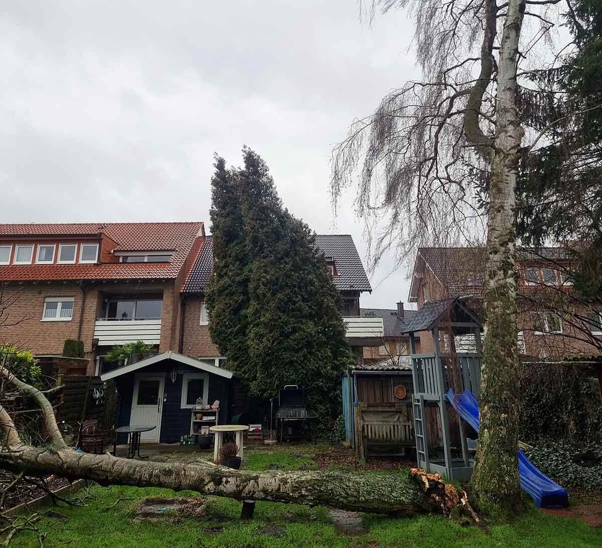 Die angrenzenden Gärten sowie betroffene Gärten der Dürerstraße wurde mit Flatterband gesperrt sowie die Anwohner über die mögliche Gefahrenstelle informiert. Foto: Feuerwehr Werne
