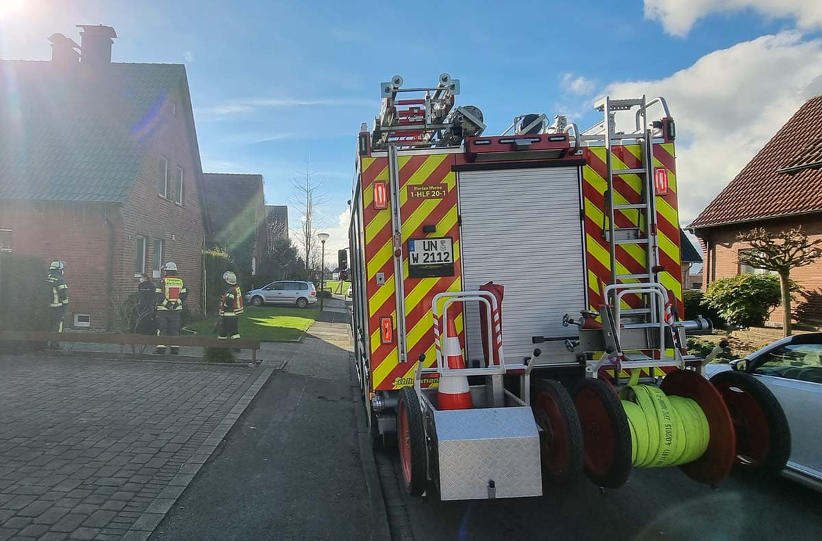 Glücklicherweise handelte es sich in der Robert-Koch-Straße nicht um einen Schornsteinbrand. Vermutlich war der starke Wind schuld an der Verrauchung. Foto: Feuerwehr Werne