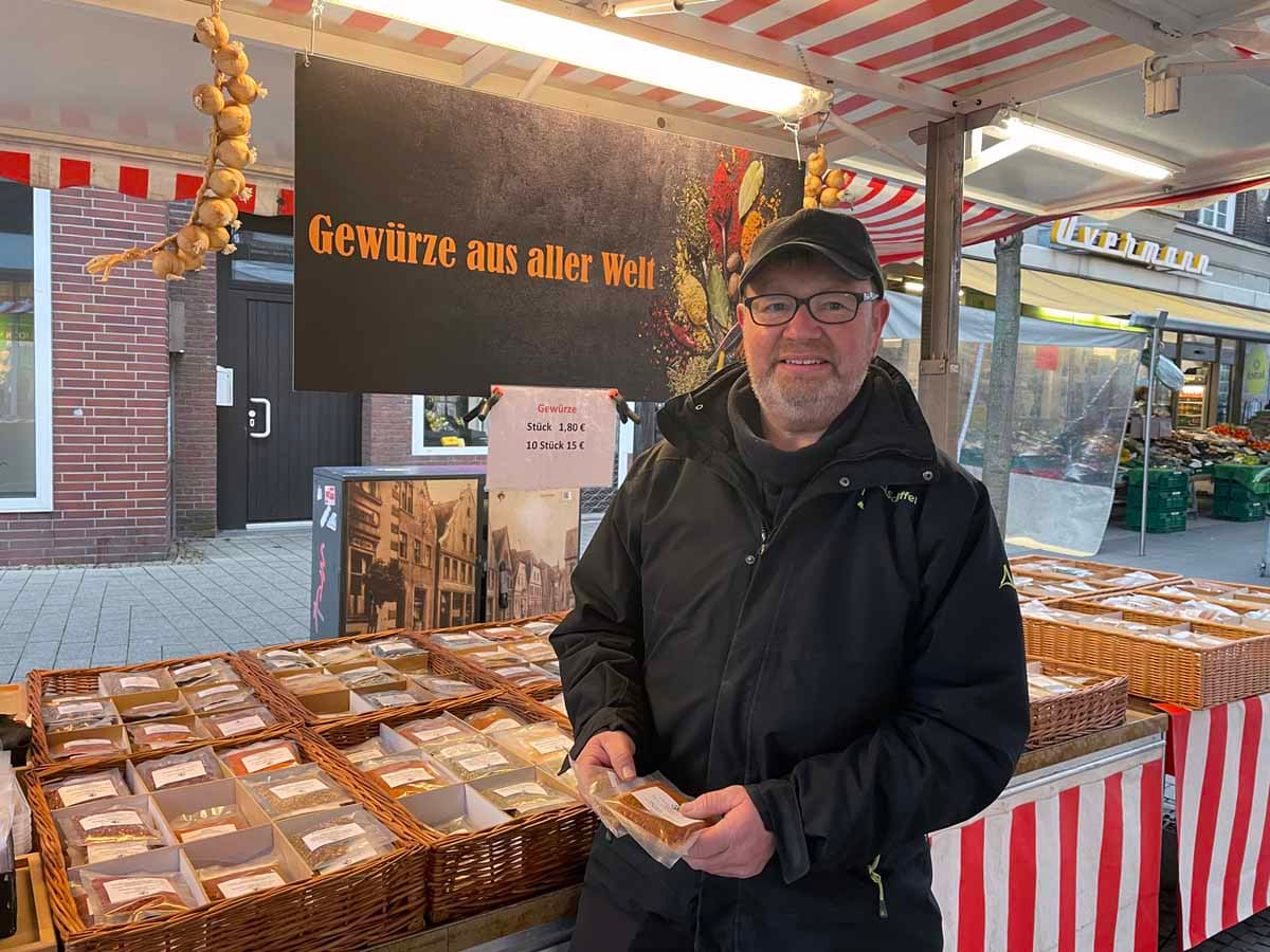 Gewürzhändler Mattes aus Menden verstärkt den Wochenmarkt in Werne an jedem zweiten Dienstag. Foto: Werne Marketing