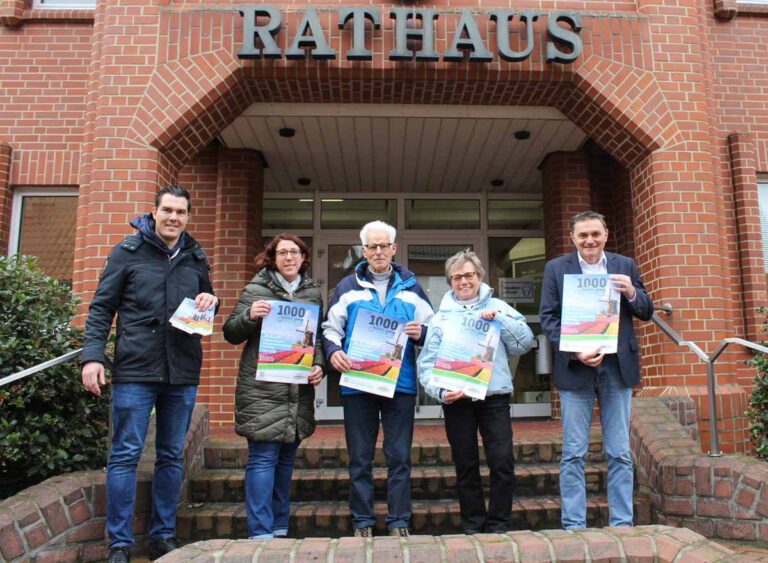 Wirtschaftsförderer Manuel Lachmann (von links), Maike Teetz, Tourismusmanagerin, Henk und Yvonne ter Hennepe, Bürgermeister Dietmar Bergmann freuen sich, dass der Hollandmarkt im Jubiläumsjahr der Gemeinde Nordkirchen wieder stattfinden kann. Foto: Gemeinde Nordkirchen/Petra Dornhege-Mertens