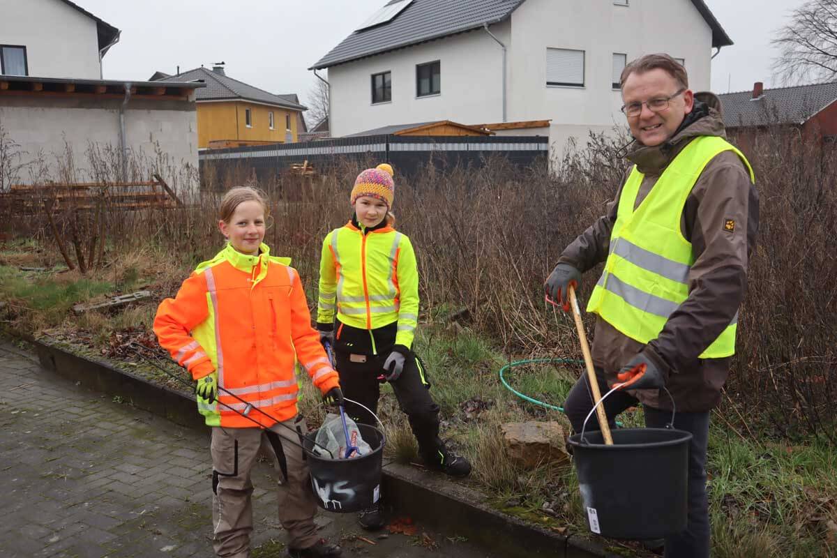 Klimaschutzpreisträgerin Juli Schlage (l.) und ihre Freundin Hannah waren gemeinsam mit Bürgermeister Thomas Orlowski Müll sammeln. Foto: Stadt Selm / M. Woesmann