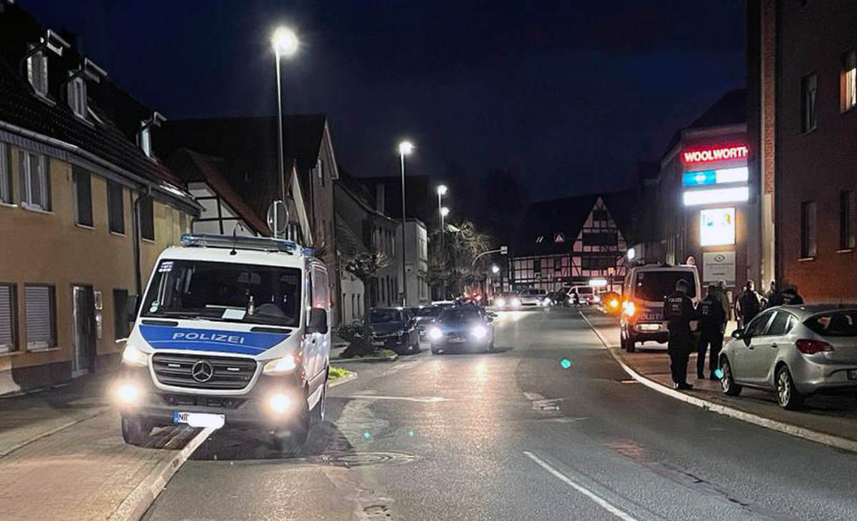 Die Polizei war am Freitag mit starken Kräften in der Innenstadt im Einsatz. Es fanden Hausdurchsuchungen statt. Foto: Wagner