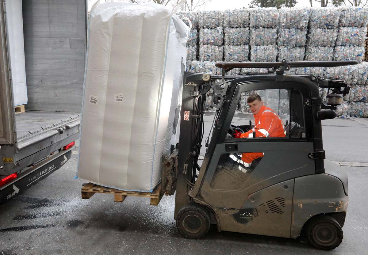 Mit dem Gabelstapler ist Adrian Oczko oft im Einsatz. Hier stellt der zukünftige Maschinen- und Anlagenführer Ware für den Transport bereit. Foto: Volkmer