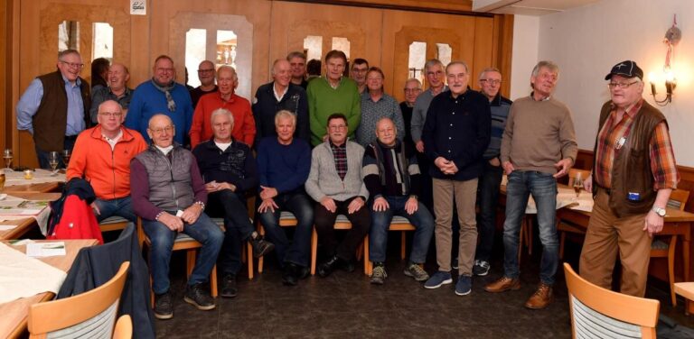 Als starke Gemeinschaft präsentieren sich die Ü60-Fußballer des Werner SC. Der Spaß am Fußball verbindet die Sportler, die auch großen Wert auf Geselligkeit legen. Foto: Andreas Jäger