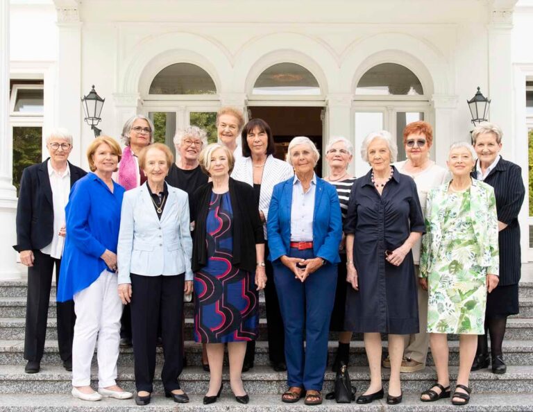 DIE UNBEUGSAMEN vor der Villa Hammerschmidt - v.l.n.r. Helga Schuchardt, Sabine Gräfin von Nayhauß-Cormons, Christa Nickels, Roswitha Verhülsdonk, Renate Faerber-Husemann, Ursula Männle, Herta Däubler-Gmelin, Ingrid Matthäus-Maier, Renate Hellwig, Marita Blüm, Hannelore Siegel, Monika Wulf-Mathies, Elisabeth Haines, Carola von Braun. Foto: ©Majestic / AnnetteEtges