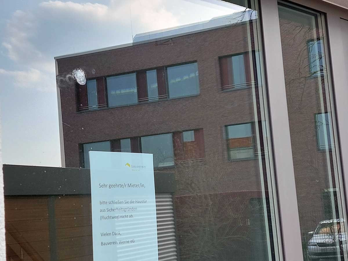 Auf das neue Mehrfamilienhaus des Bauvereins zu Werne am Ostring sind Schüsse abgegeben worden. Verletzt wurde bislang zum Glück niemand. Foto: Wagner