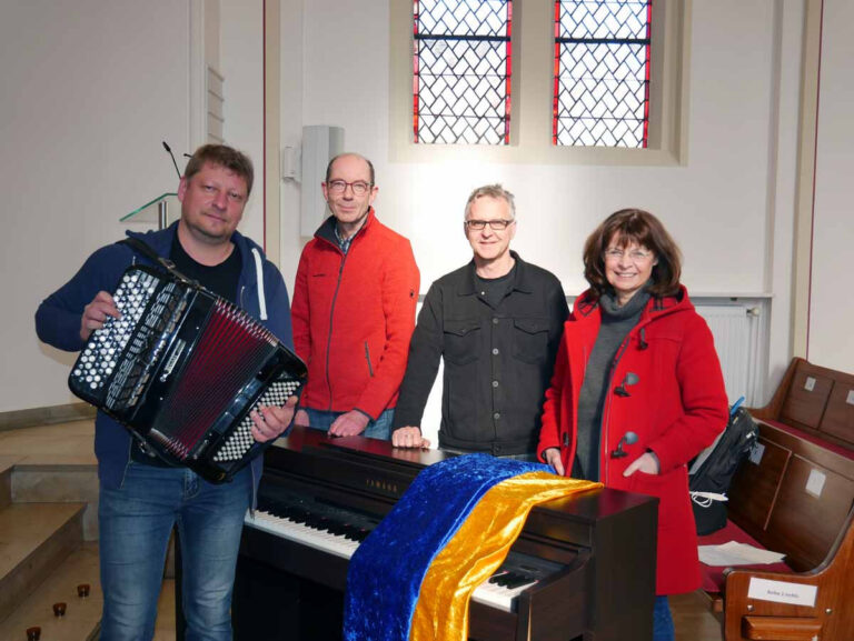 Das Benefiz-Konzert in der Martin-Luther-Kirche kündigten Ruslan Maximovski, Pfarrer Andreas Bader, Roland Sperlich und Dagmar Borowski-Wensing (v.l.) in der Martin-Luther-Kirche an. Foto: Gaby Brüggemann