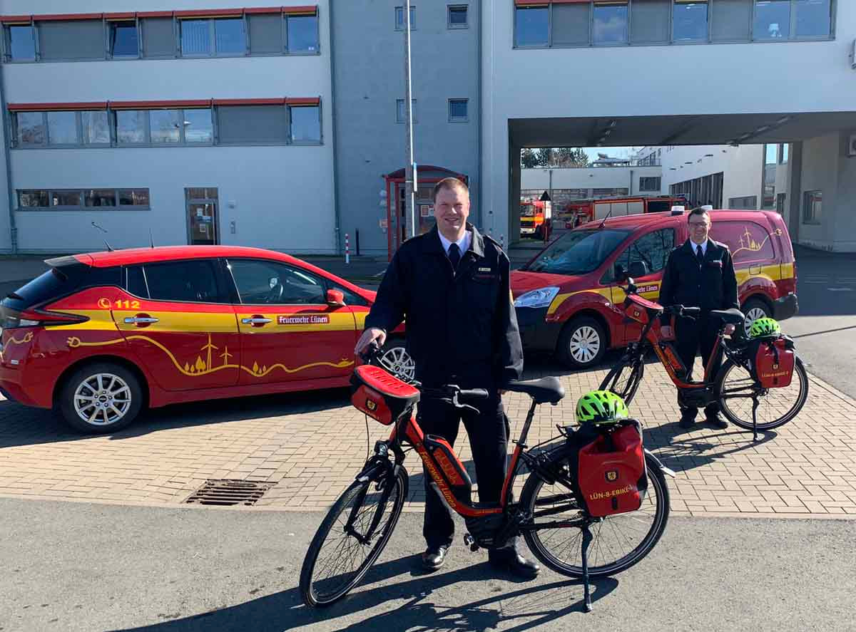 Dr. Christian Märkert (l.), Leiter der Feuerwehr Lünen, und Robin Möller (r.), Teamleiter Technik, haben die beiden E-Bikes vorgestellt. Zwei E-Autos gab es schon 2020. Foto: Stadt Lünen