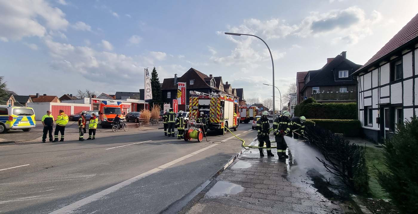 Die Feuerwehr Werne löschte am Montagnachmittag (21.03.2022) eine brennende Hecke an der Lünener Straße. Foto: Feuerwehr Werne