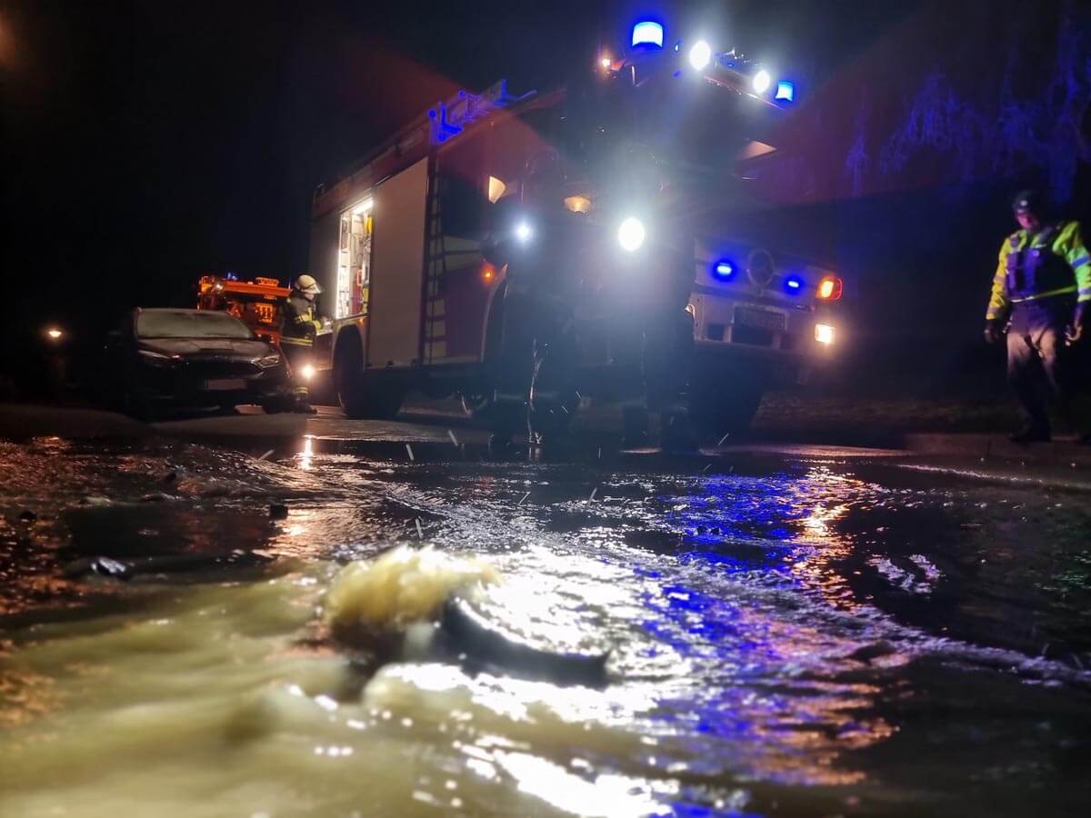 Ein Wasserrohrbruch auf dem Nibelungenring beschäftigte am Freitagmorgen die Freiwillige Feuerwehr Werne. Foto: Feuerwehr Werne