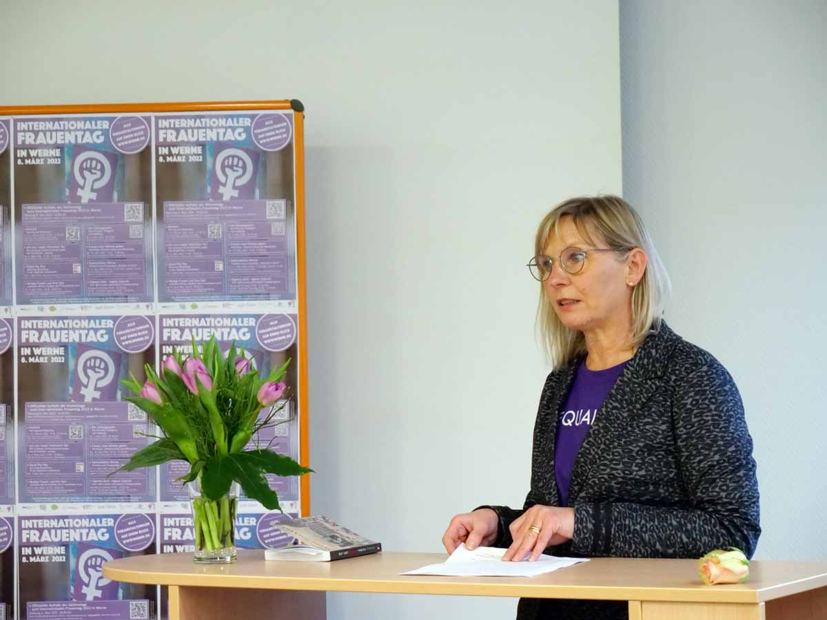 Die Gleichstellungsbeauftragte Monika Eichmanns formulierte Forderungen der Frauenbewegung wie Chancengleichheit und ein Leben ohne Angst. Foto: Anke Barbara Schwarze