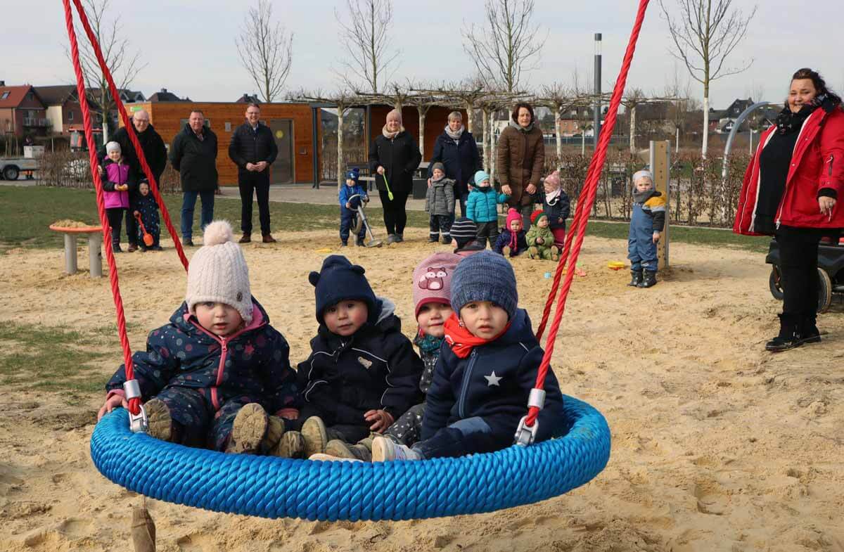 Die große Nestschaukel ist eines der Geräte im neuen Kleinkindspielbereich auf dem Spielplatz im Auenpark. Foto: M. Woesmann / Stadt Selm