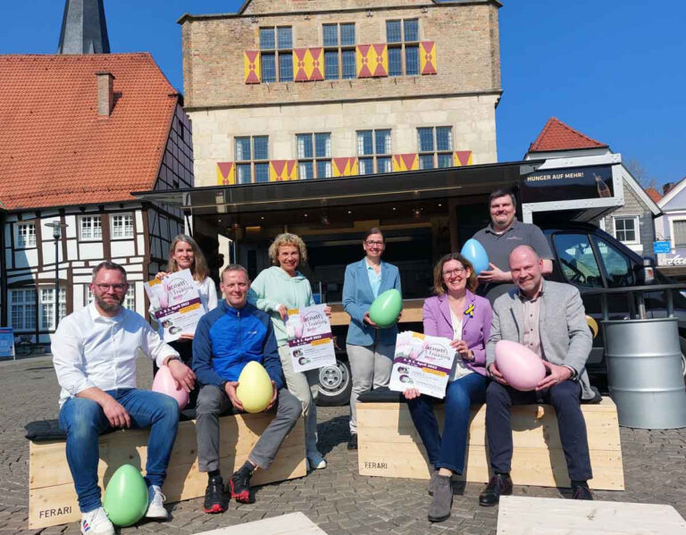 Stellten das bunte Programm zum Genussfrühling 2022 gemeinsam vor (von links): Veranstaltungsmanager David Ruschenbaum, Cathy Krietemeyer (Werne Marketing), Martin Rinschede (Veranstaltungsservice Ferari), Susanne Kästner (Photografie Susanne Kästner), Steffi Adam (Tourist Info), Britta Löchter (Werne Marketing), Daniel Dobberstein (Foodtruck Dan's OFENbarung) und Hubertus Waterhues (Wir für Werne). Foto: Wagner