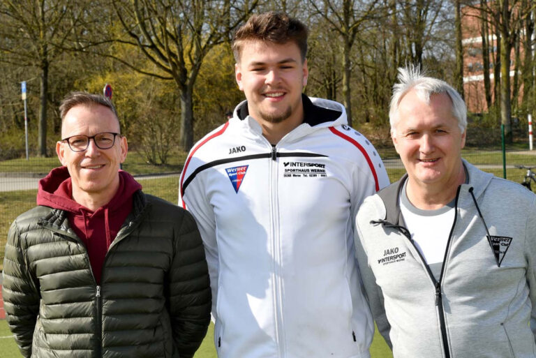 Vor dem Meisterschaftsspiel gegen TuS Haltern II begrüßten WSC-Fußballchef Thomas Overmann (r.) und Kassierer Michael Laschitza (l.) den 20-jährigen Amer Masic beim Werner SC. Der Innenverteidiger kommt vom Westfalenligisten Lüner SV. Foto: MSW