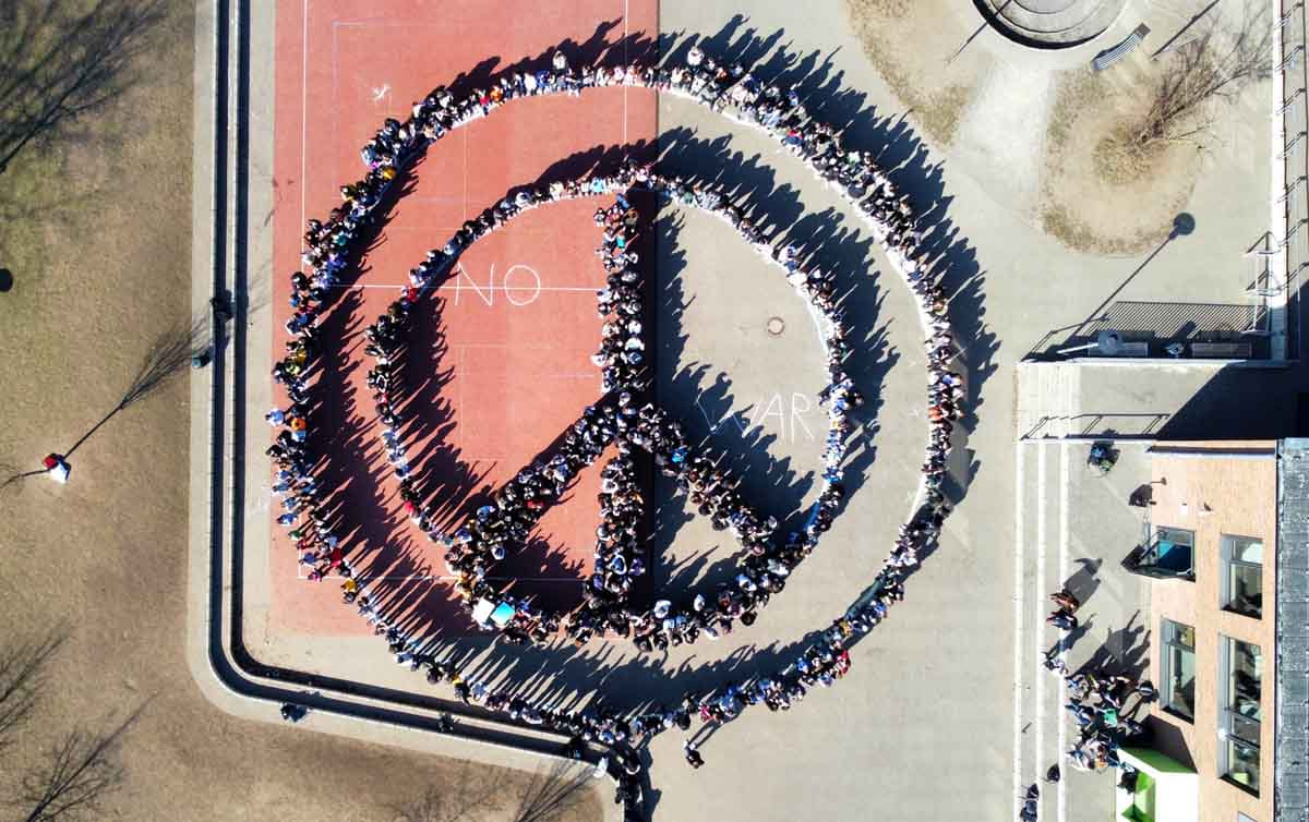 Die Schülerinnen und Schüler der Sekundarschule formierten sich zum Peace-Zeichen. Foto: MSS