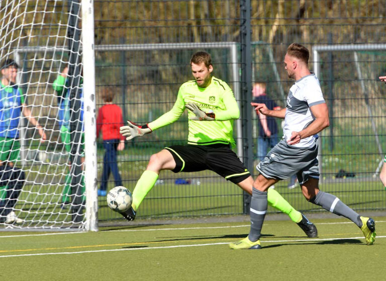 Jannik Prinz war im richtigen Moment zur Stelle und drückte die Flanke von rechts zum 3:0 ins Tor. Foto: MSW