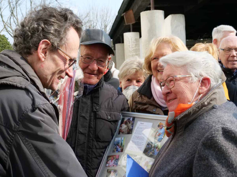 Pater Romuald nahm auch Abschied von Marlies Wierling, die gute Seele des Plätzerfestes. Foto: Anke Barbara Schwarze