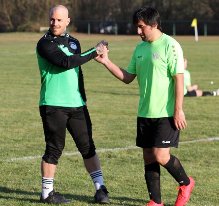 Seyfullah Önelge (rechts), hier mit Trainer Miles Gottschlich, hatte gegen den BV 09 Hamm den Ausgleich auf dem Fuß. Foto: Wagner