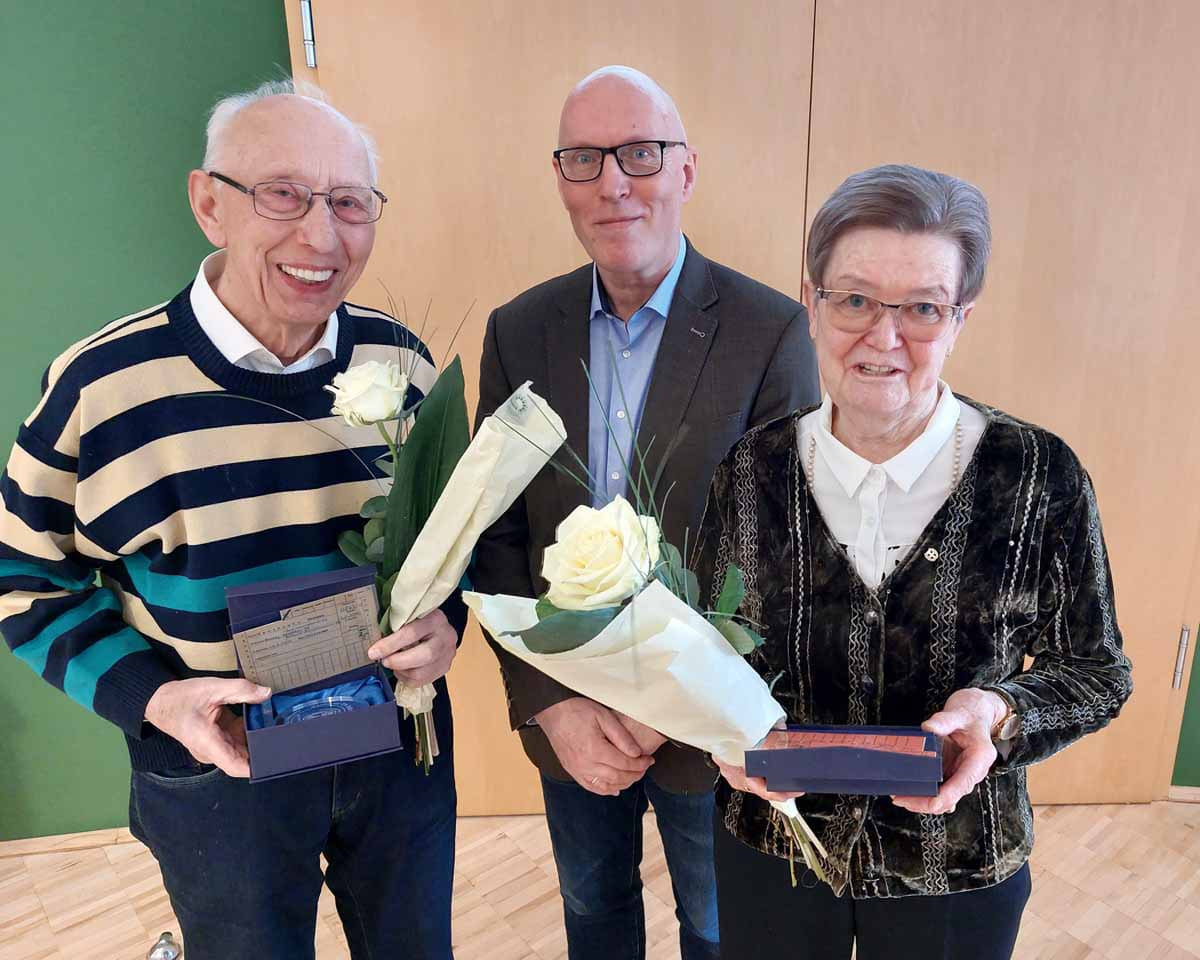 Hedwig und Hermann Westbomke wurden für jeweils 70 Jahre Mitgliedschaft vom TV-Vorsitzenden Mathias Reimann geehrt. Foto: Wagner