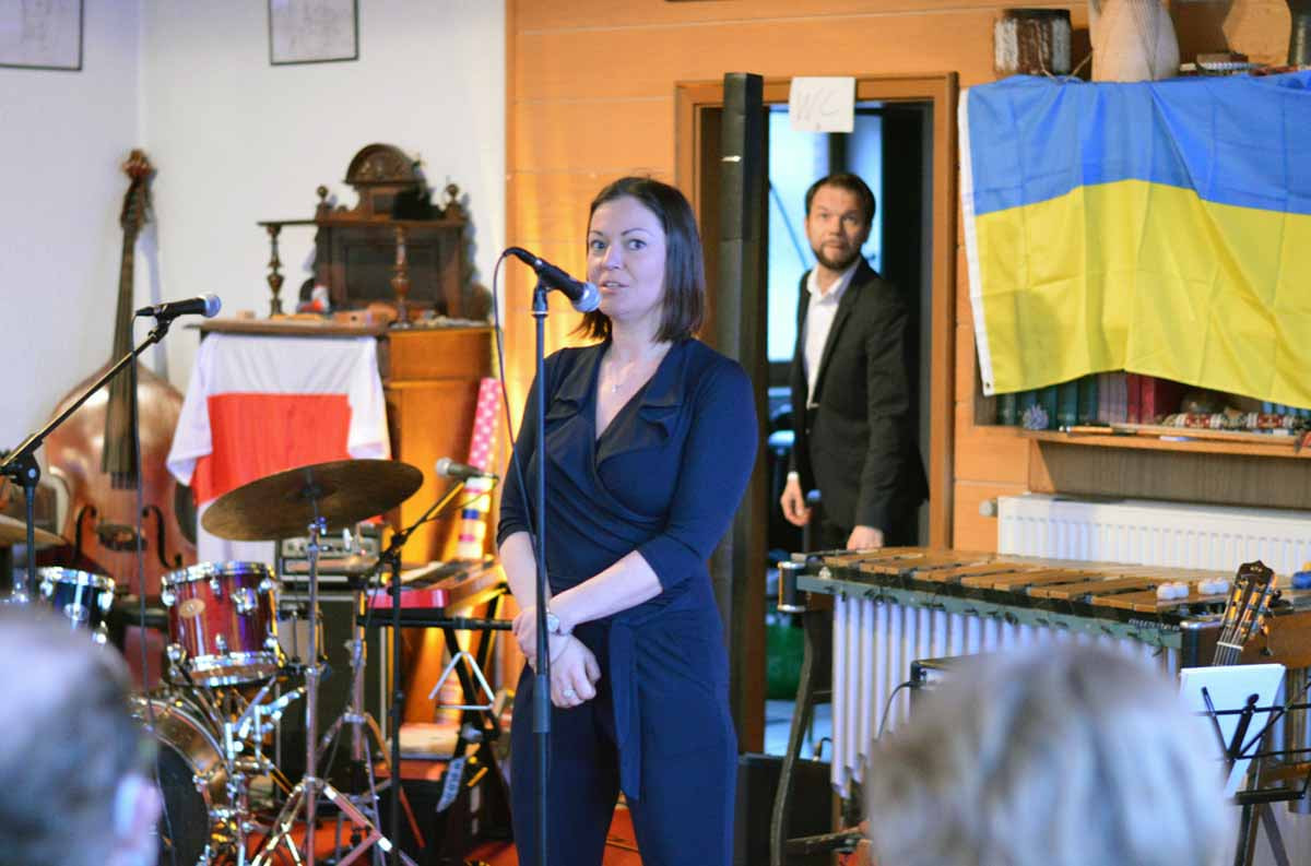 Margarita Lebedkina begrüßte rund 80 Gäste zum Benefizkonzert zugunsten von Belarus und der Ukraine. Foto: Privat