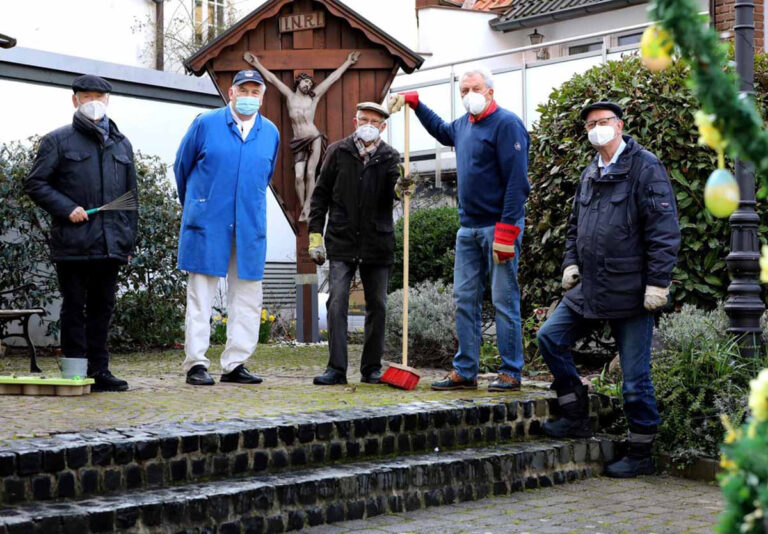 In Rekordzeit sorgten 2021 einige Mitglieder des Heimatvereins dafür, dass der Außenbereich des Museums sorgfältig gesäubert wurde. Archivfoto: Volkmer