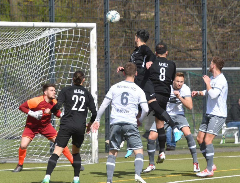 Kurz nach dem Anschlusstreffer des WSC erzielten die Gäste mit diesem Kopfball in den Torwinkel das 1:3. Foto: MSW