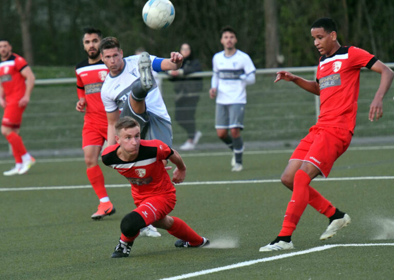 Chris Thannheiser hat das lange Eck anvisiert und erzielt nach 56 Minuten die Führung für den Werner SC. Foto: MSW