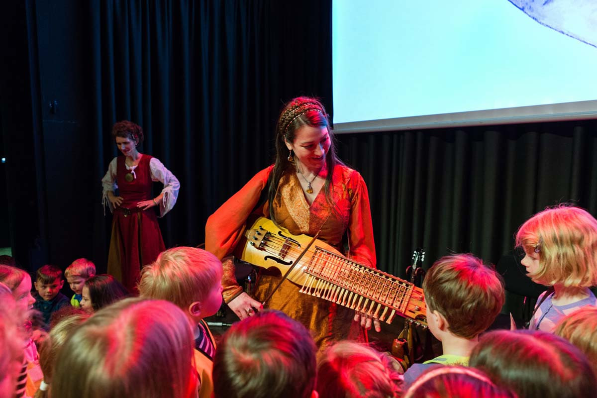 Die Kinder erleben ungewöhnliche Instrumente, wie Sackpfeife, Nyckelharpa oder Cister, die sie am Ende auch ausprobieren dürfen. Foto: mini-musik