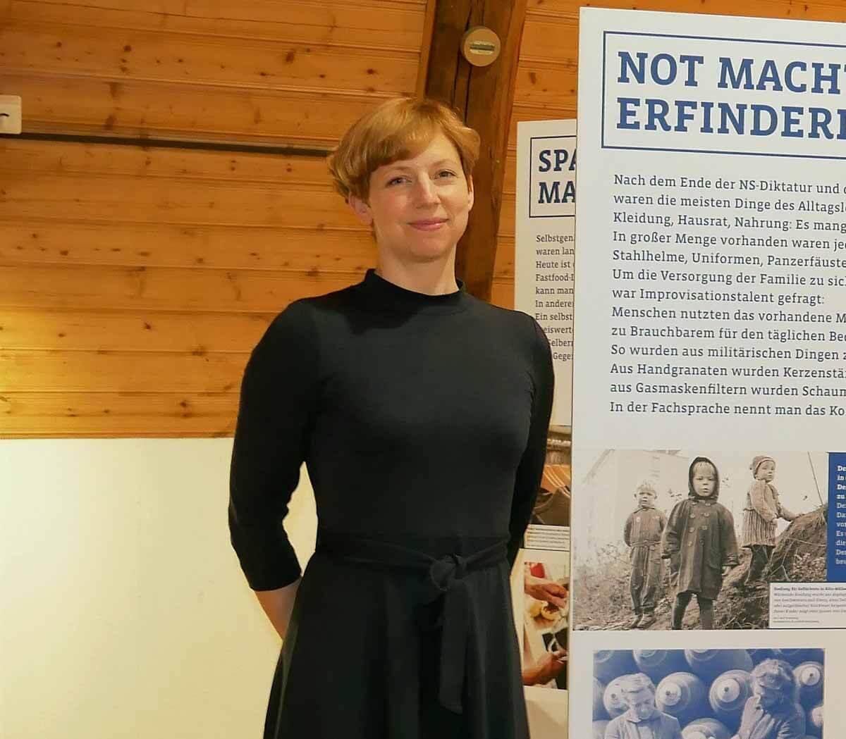 Museumsleiterin Dr. Constanze Döhrer weist auf Veranstaltungen rund um die laufende Ausstellung hin. Foto: Gaby Brüggemann