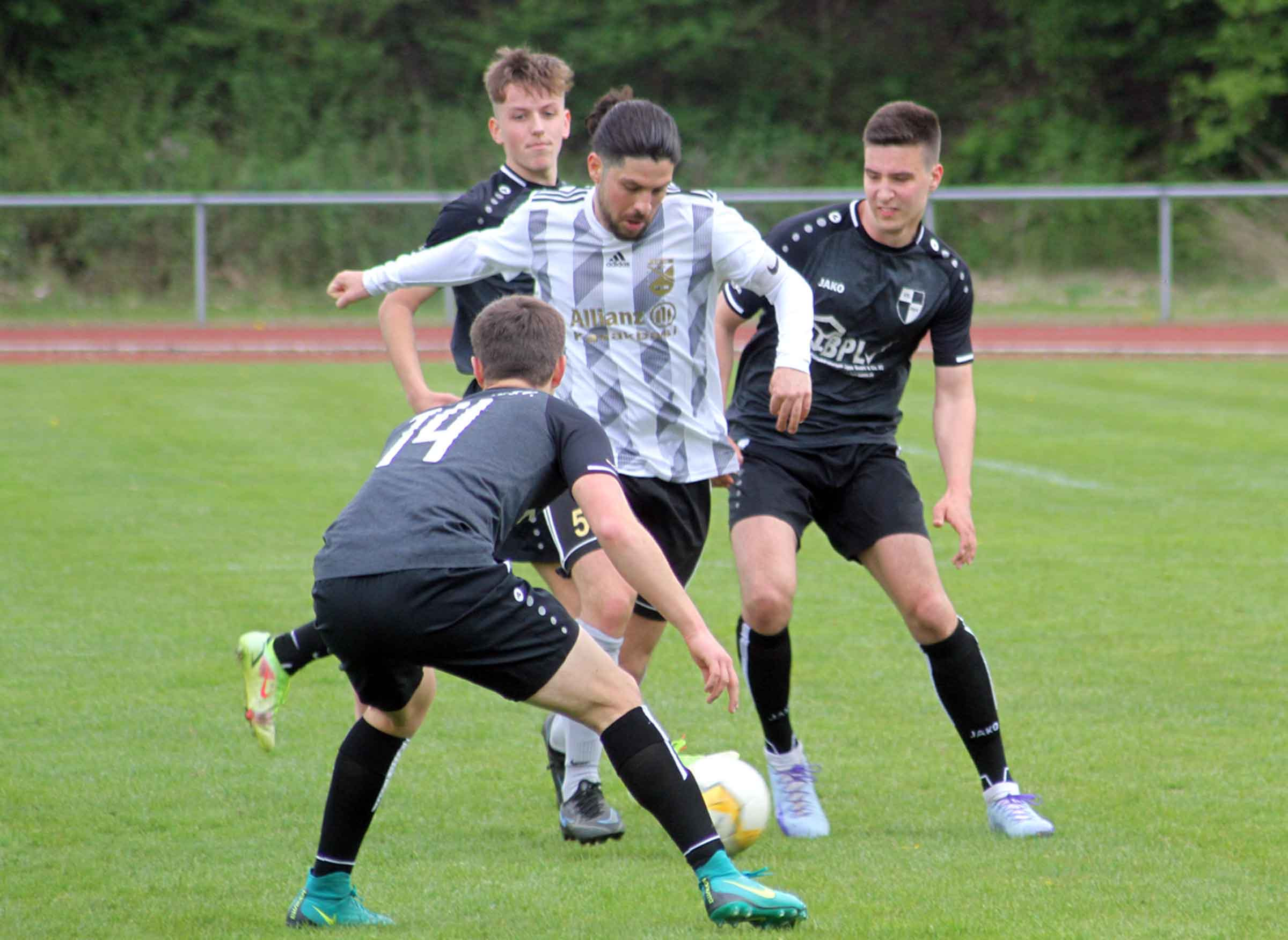 Eintracht-Kapitän Enes Akyüz kurbelte das Offensivspiel seiner Mannschaft immer wieder an, konnte die 1:2-Heimpleite aber auch nicht verhindern. Foto: Wagner