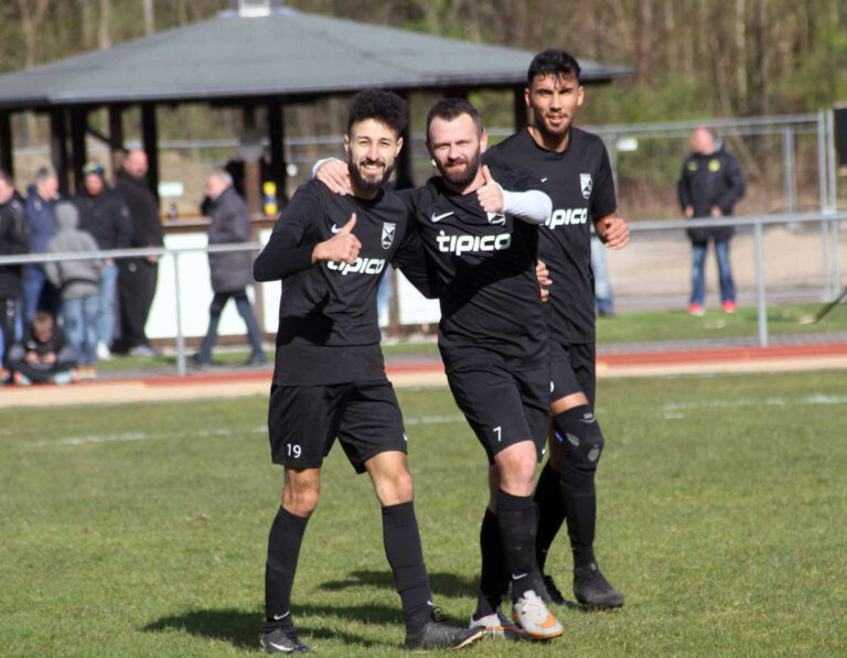 Jubel bei der Eintracht über den Kantersieg gegen VfK Weddinghofen: (von links) Ibrahim Saadouni, Dreifach-Torschütze Abdullah Sahin und Samet Sahin. Foto: Wagner