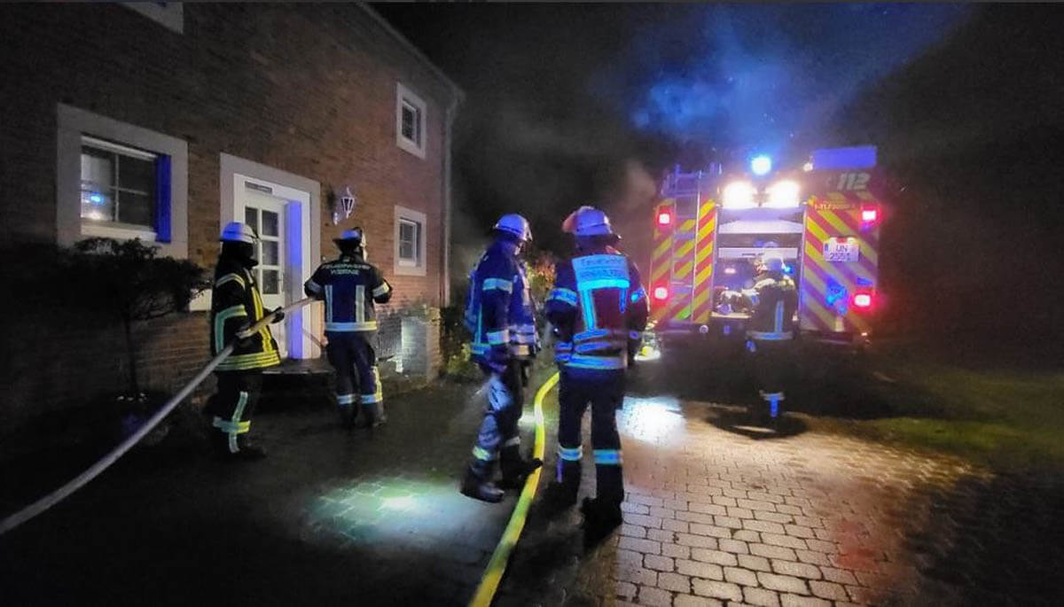 24 Einsatzkräfte der Freiwilligen Feuerwehr Werne löschten am Freitagmorgen (1. April) einen Kellerbrand in Holthausen. Foto: Feuerwehr Werne