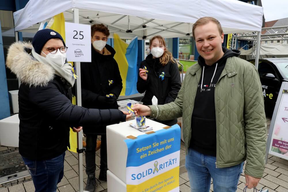 Eine stattliche Spendensumme sammelten Schülerinnen und Schüler der beiden Werner Gymnasien durch den Verkauf von Ukraine-Schleifen. Foto: Volkmer