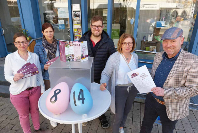 Zogen die Gewinner der Einkaufsgutscheineine (von links): Steffi Adam-Paap, Kordula Steinweg (beide Tourist Info), Georg Schlomberg (Rewe Symalla), Christiane Steinkuhl und Hubertus Waterhues (beide Werne Marketing). Foto: Wagner