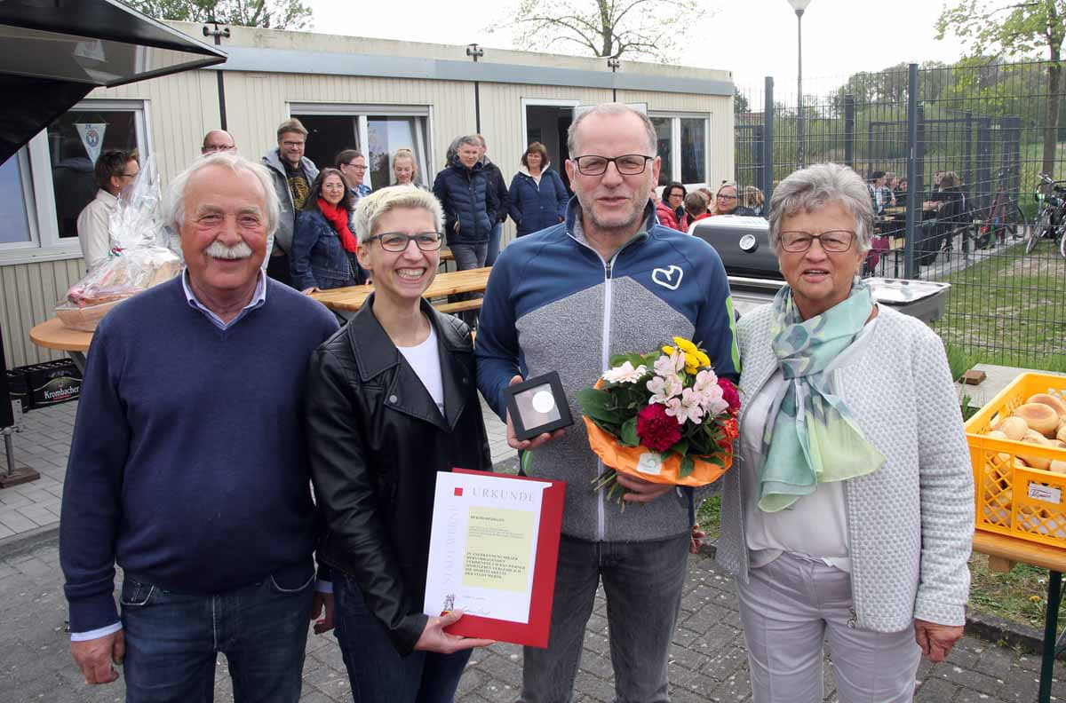 Bernd Heimann erhielt die Sportplakette aus den Händen der stellvertretenden Bürgermeisterin Marita Funhoff (rechts). Erste Gratulanten waren Karlheinz Blackert (links), Vorsitzender des Fördervereins Hockey-Plus, sowie Jenny Zuelsdorf (Abteilungsleiterin TV Werne Hockey). Foto: Wagner