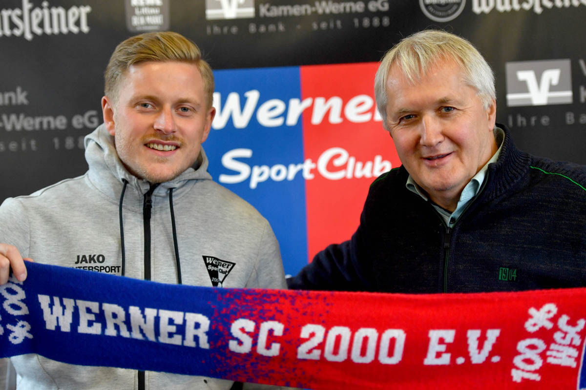 Dominik Hennes stürmt in der nächsten Saison für den Werner SC in der Landesliga. Fußball-Chef Thomas Overmann begrüßte den 28-Jährigen im Lindert. Foto: MSW