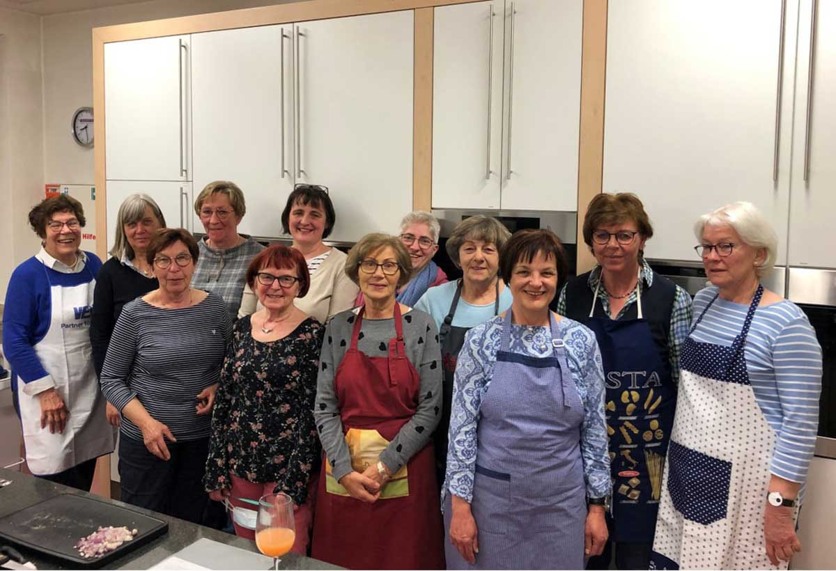 In der Küche der Familienbildungsstätte Werne trafen sich die Kolpingschwestern erstmals in diesem Jahr zum Kochen. Foto: Benno Jäger