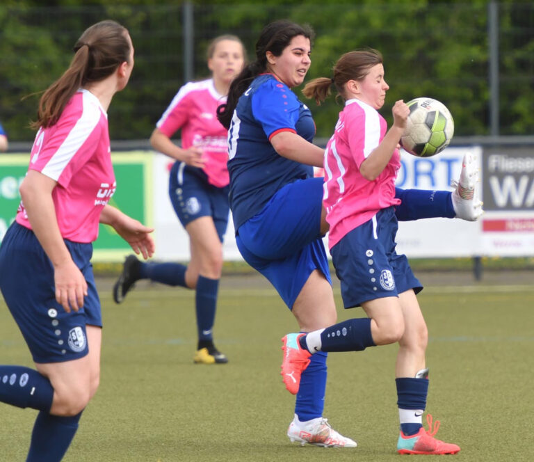 Mit der Fußspitze kann Lara Saado den Ball vor der durchlaufenden Gegenspielerin klären. Foto: MSW