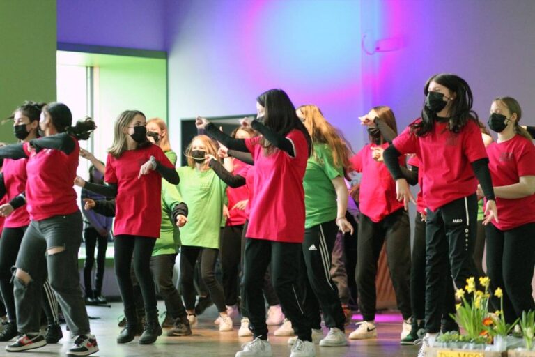 Beim Festakt zum zehnjährigen Bestehen der Marga-Spiegel-Schule war zwischen den Redebeiträgen auch für Tanz und viel Musik gesorgt. Foto: Wagner