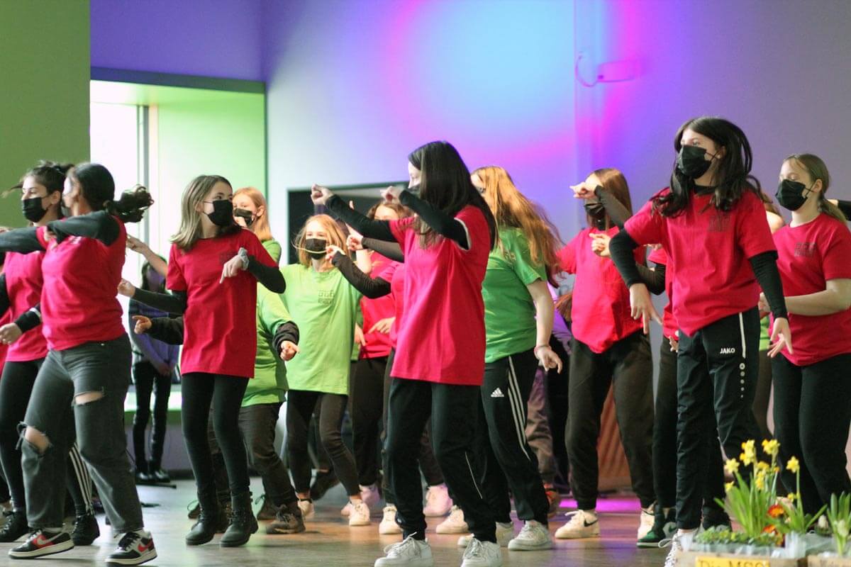 Beim Festakt zum zehnjährigen Bestehen der Marga-Spiegel-Schule war zwischen den Redebeiträgen auch für Tanz und viel Musik gesorgt. Foto: Wagner