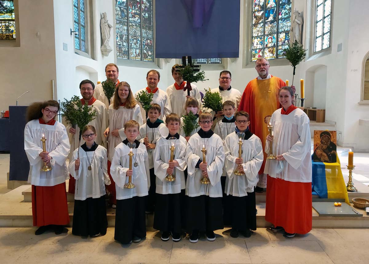 Acht neue Messdiener/innen nahm die Pfarrgemeinde St. Christophorus am Palmsonntag feierlich auf. Foto: Wagner