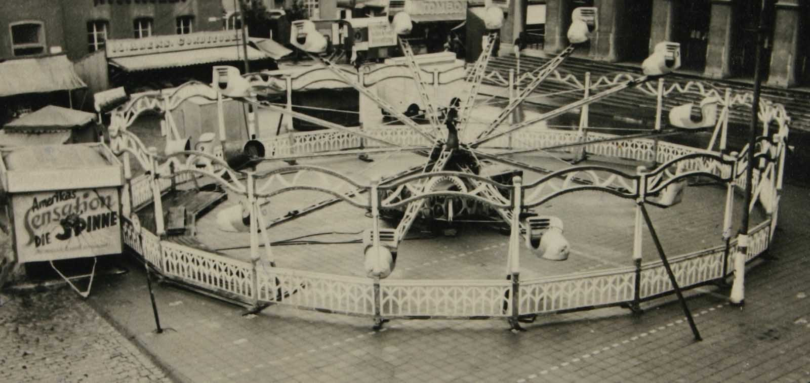 Petters Spinne gehörte früher zu den beliebtesten Karussells auf den Werner Kirmessen. Archivfoto: Sim-Jü-Verlag